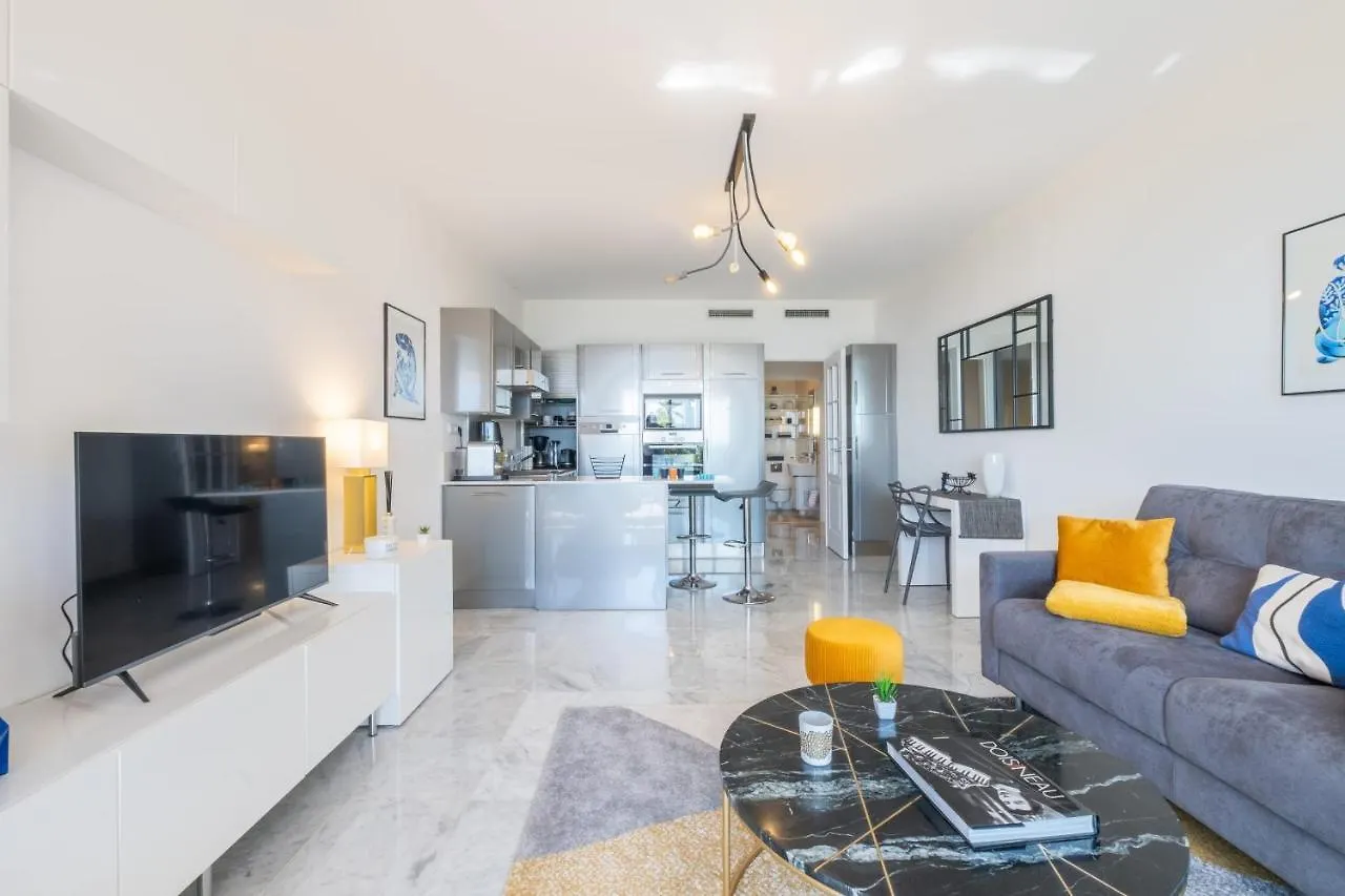 Rare! Exquisite 2-Bd Apartment Facing The Sea Cannes Francia