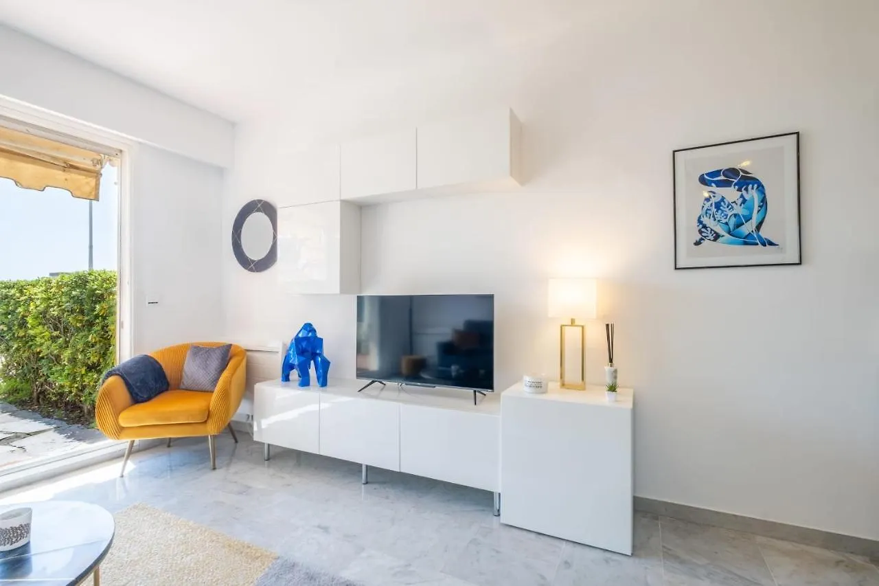 Rare! Exquisite 2-Bd Apartment Facing The Sea Cannes