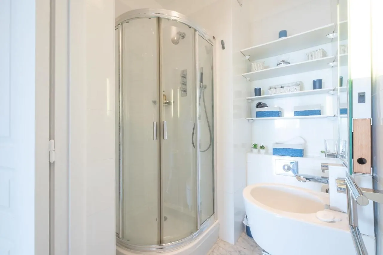 Rare! Exquisite 2-Bd Apartment Facing The Sea Cannes Francia