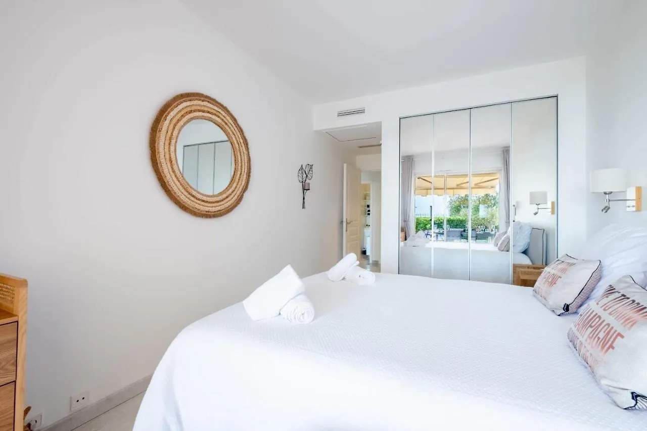 Rare! Exquisite 2-Bd Apartment Facing The Sea Cannes Francia