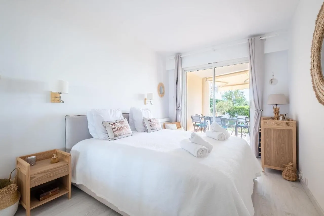 Rare! Exquisite 2-Bd Apartment Facing The Sea Cannes Francia